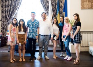 Elevii de 10, premiați de Primăria Slatina