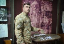 Militarul pasionat de istorie! Un angajat de la o unitate militară din Caracal face căutări cu detectorul de metale pe terenurile unităţii