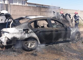 Mașină făcută scrum, în zona Pădurii Saru