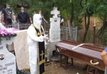 FOTO. Preot din Olt, costum de protecție la înmormântarea unui enoriaș decedat din cauza COVID-19