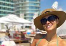 Cântăreța de muzică populară Emilia Dorobanțu, în costum de baie