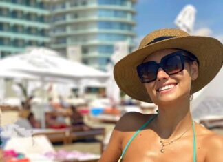 Cântăreța de muzică populară Emilia Dorobanțu, în costum de baie