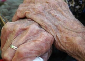 83 de beneficiari de la Azilul Slatina au COVID. Cel mai bătrân confirmat cu virusul are 94 de ani