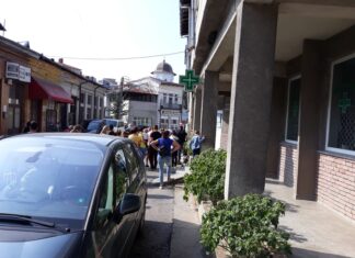 FOTO. Cozi, la cabinetele medicilor de familie pentru avizele elevilor. Ce spune șeful ISJ Olt