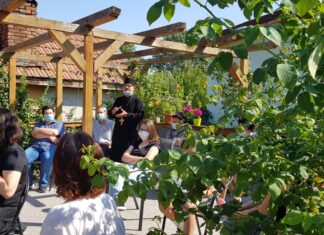 FOTO. Lansare de carte în curtea bătrânească de la Slătioara