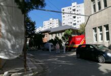 FOTO. Opt pacienți de la Azilul Spineni, confirmați cu COVID-19, au așteptat ore în șir în curtea Spitalului Slatina