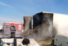 Incendiu în Curtișoara. O rulotă și un container au fost făcute scrum