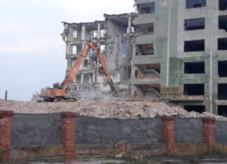 Ultima clădire a fabricii de pâine „Aluta” este pusă la pământ