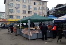 Haos, în Piața Zahana. Piețarii, protest la Prefectura Olt