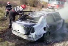 Mașină incendiată pe un câmp, la Poboru