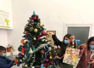 Copiii din Coteana au împodobit bradul din sediul primăriei