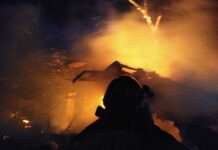 Incendiu puternic în Olt. Proprietarul are arsuri de gradul II și III la cap și membrele superioare