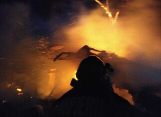 Incendiu puternic în Olt. Proprietarul are arsuri de gradul II și III la cap și membrele superioare