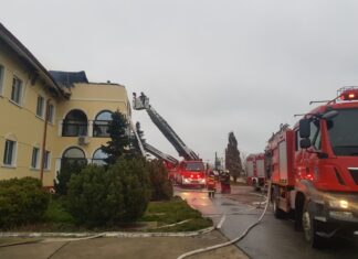 Peste 30 de pompieri olteni au intervenit la un incendiu, în comuna Rotunda