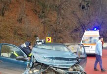 Tineri din Olt, cu mașina în parapeţii laterali, pe drumul naţional DN 7 din Sibiu