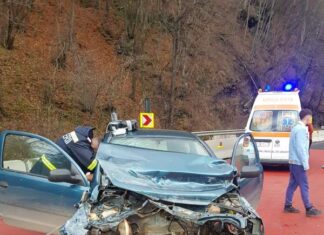 Tineri din Olt, cu mașina în parapeţii laterali, pe drumul naţional DN 7 din Sibiu