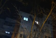 O bucată din acoperișul unui bloc din Slatina, pericol pentru cetățeni