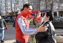 Primarul Emil Moț a oferit flori slătinencelor