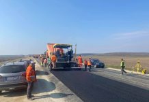 Se toarnă primul strat de asfalt pe Drumul Expres Craiova–Slatina-Piteşti