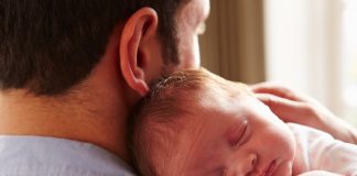 SUTE DE FAMILII DIN OLT, LĂSATE FĂRĂ INDEMNIZAŢIE DE CREŞTEREA COPILULUI. VEZI MOTIVUL