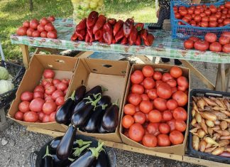 Piață volantă, în parcarea de la CJ Olt