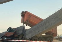 Accident pe șantierul Drumului Expres. O grindă de beton a căzut peste un camion