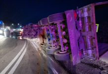 VIDEO. Tir încărcat cu deșeuri feroase, răsturnat la Colonești