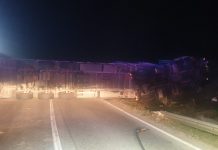 Trafic blocat la Găneasa, după ce un tir s-a răsturnat