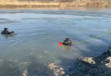 VIDEO. Bărbat mort, după ce a căzut cu buldoexcavatorul în lacul unei balastiere din Cioroiu