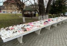 Preoții de la Biserica Adormirea Maicii Domnului din Slatina îi încalță pe cei săraci