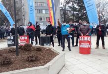 VIDEO. Angajații ALRO, un nou protest la Prefectura Olt. Sindicalist: Ministrul ne-a pregătit o țeapă