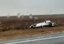 FOTO. Mașină răsturnată între Găneasa și Piatra-Olt. Poliția face cercetări, după ce proprietarul autoturismului a fugit