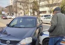 Un șofer din Slatina a lovit mașina poliției, pe strada Crișan