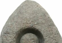 Topor de luptă realizat din piatră, în colecțiile Muzeului Județean Olt