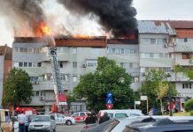 VIDEO. Acoperișul unui bloc din Slatina a luat foc