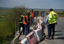 Traficul rutier, restricţionat între judeţele Olt şi Vâlcea, în zona podului de pe râul Olt, după ce pasarela pietonală s-a prăbușit