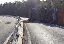 Trafic blocat la Pădurea Saru, după ce un tir s-a răsturnat