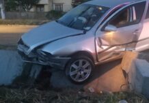 Un tânăr de 23 de ani a intrat cu mașina într-un cap de pod, la Curtișoara