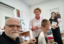 Caracal: Părintele Iagăru, alături de copiii cu probleme auditive