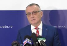 Profesorul Marius Perianu de la CNIM, felicitat de Sorin Cîmpeanu