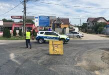 RESTRICȚII. Continuă lucrările de consolidare a liniei de calea ferată, la Criva
