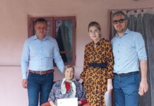 O femeie din Piatra-Olt a împlinit 100 de ani. Primarul i-a trecut pragul