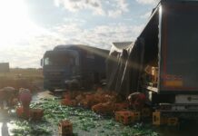 VIDEO. Mai multe lăzi cu bere au căzut dintr-un tir, pe un drum din Olt