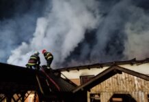 Două gospodării din Giuvărăşti, cuprinse de flăcări