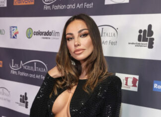 Mădălina Ghenea, într-o rochie decupată și în față, și în spate, la o gală în Los Angeles. Românca stă trei luni în SUA