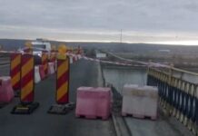 PROTEST, în fața Prefecturii Olt, împotriva închiderii circulației pe podul dintre localitățile Verguleasa și Drăgășani