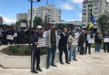 Protestatarii, în fața Prefecturii Olt pentru redeschiderea podului de la Drăgăşani–Poganu