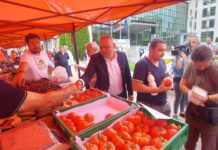 Ministrul Agriculturii Florin Barbu, prezent la deschiderea Pieței Producătorilor Olteni, din parcarea Consiliului Județean Olt