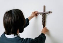 Lega cere obligativitatea crucifixelor în școli, birouri, închisori și porturi: amenzi de până la 1.000 de euro