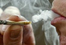 Trei tineri din Balș, prinși fumând droguri